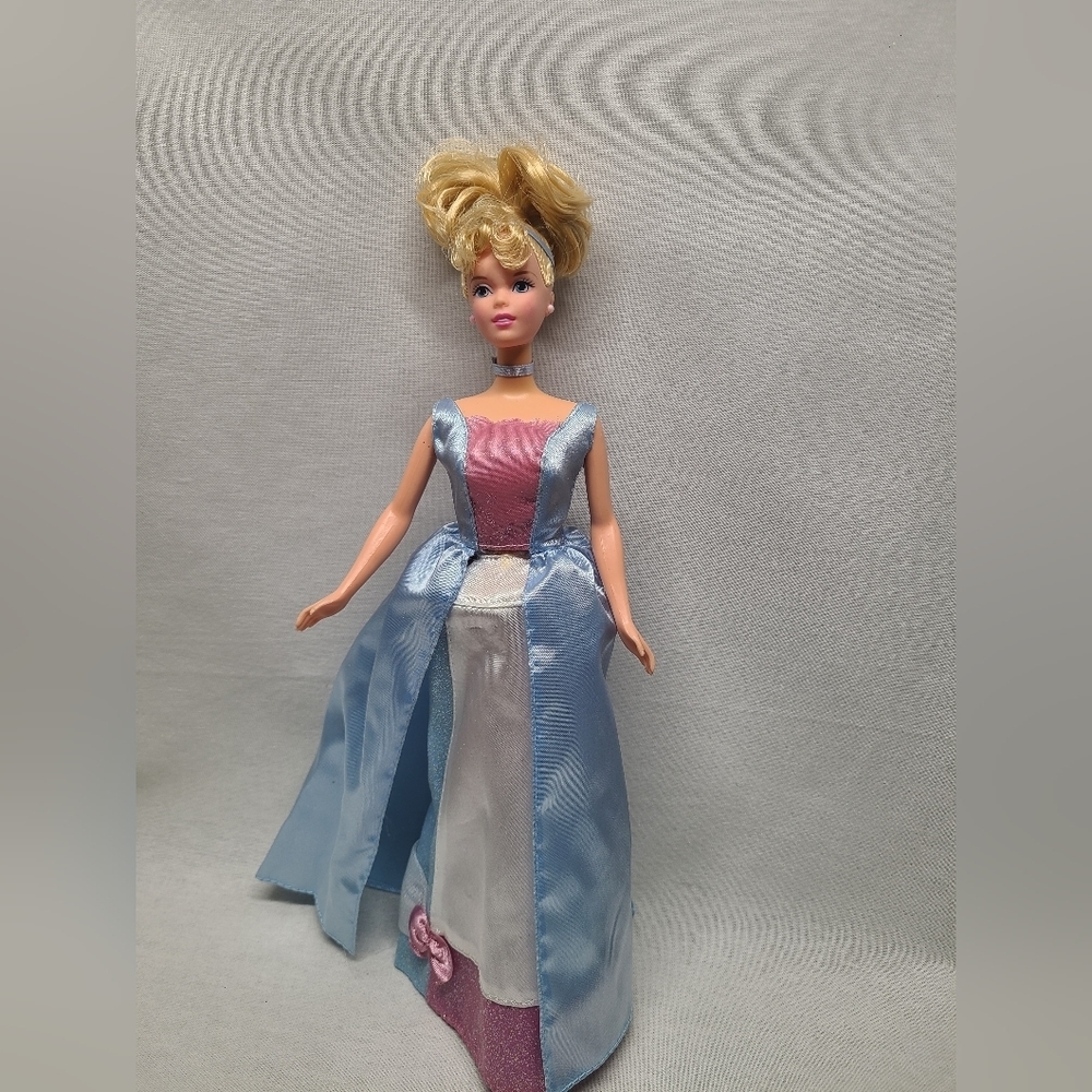2001 Disney Princess Enchanted Swirl & Style Cinderella Barbie Doll
